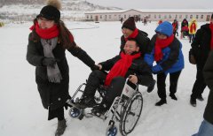 发展残疾人大众冰雪运动推动更多的残疾人朋友走出家门共享快