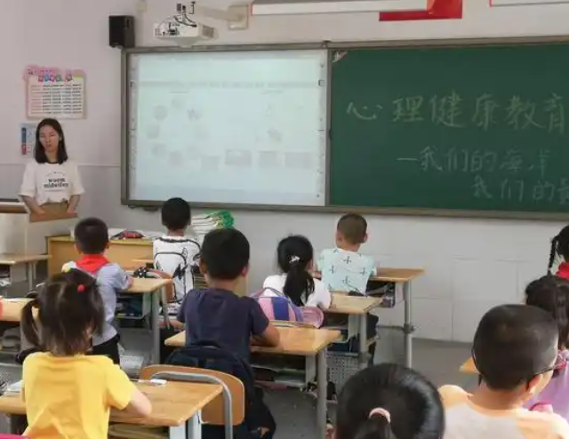 开设归纳课程交融课程等全面提高新时代