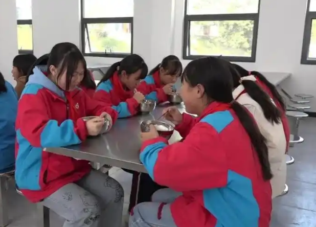 安全意识让学生把握游水技能具备自救能
