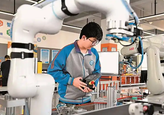 <b>沿系统施行订单班定向班特色学徒制等多元化人才培育形式</b>