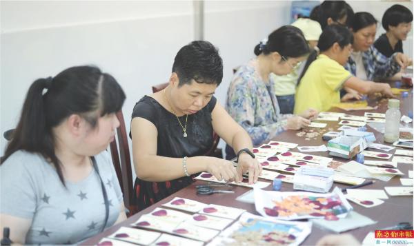 在广州荔湾区残疾人就业培训基地，学员在制作押花画。.jpg