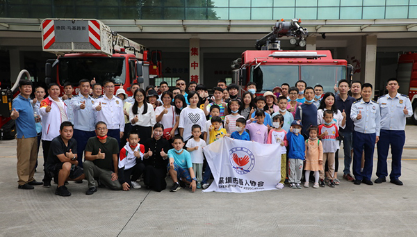 消防志愿在行动！深圳消防向深圳聋人协会捐赠900个可视化火灾报警器.jpg