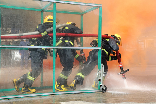 消防志愿在行动！深圳消防向深圳聋人协会捐赠900个可视化火灾报警器3.jpg