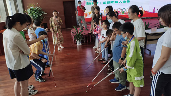 市盲协举办视障学生暑假训练营，帮助视障儿童解决盲文学习和出行问题1.jpg