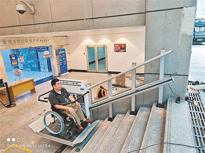 在深圳市民中心，市民“零距离”感受无障碍设施带来的便利.jpg