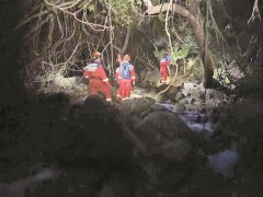 三听障人士被困山中 救援人员深夜搜救