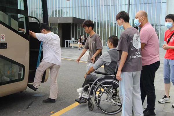 真方便！爱心机构为残疾人上班提供免费接送服务2.jpg