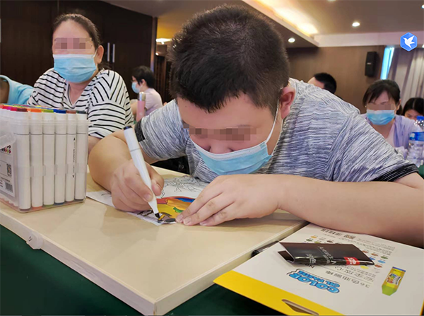 让艺术疗愈心智障碍者 深圳举办首届原生艺术康复训练营3.png