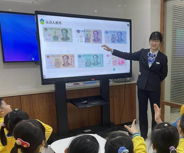 情景判断游戏引导学生对日常物品进行需