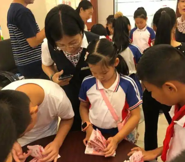 在学生们心中播下理性消费尊重劳作与规