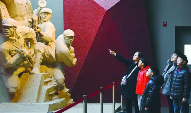 了解年代考虑职责学生们站在劳模立异效