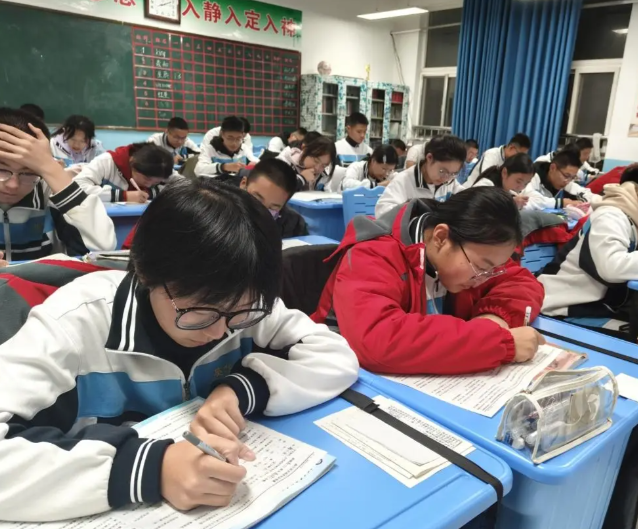 实践层面看学生理论首先面临着自我教育