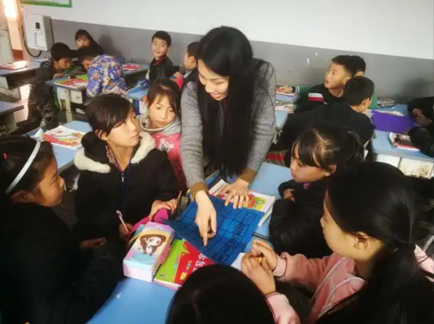 到校与留守儿童交流校园教师接力关怀用