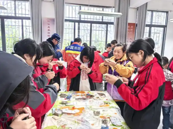 重视学生动态经常把目光聚焦在这些躲在