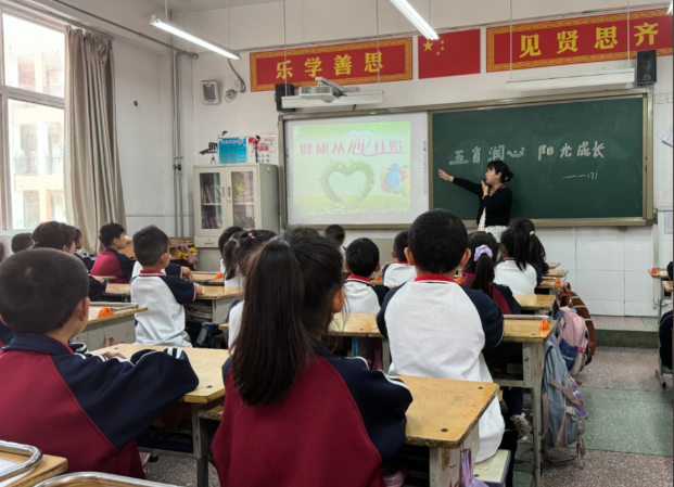 将课间一刻钟校园餐人工智能教育等变革