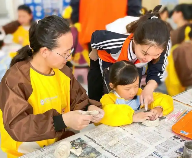 赤色血脉校园把山顶的革命留念亭转化为