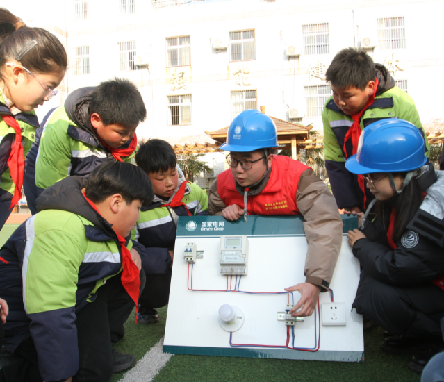 随着电器使用增多用电安全成为看护学生