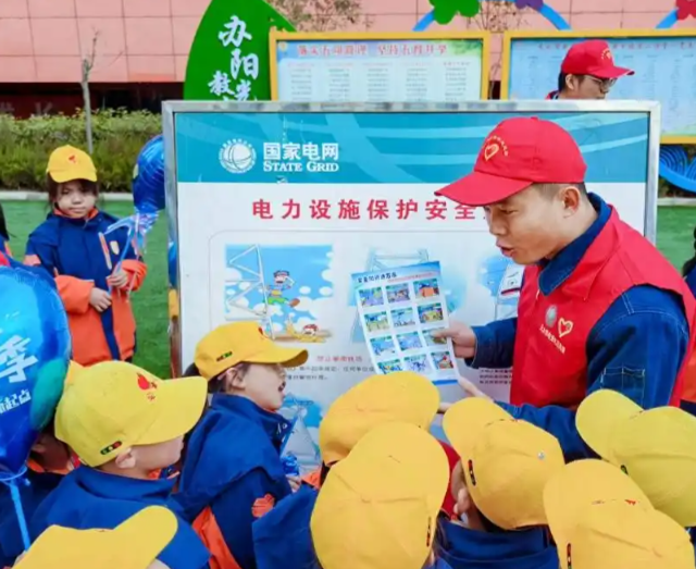 经过播映动画片和安排兴趣试验为学生解