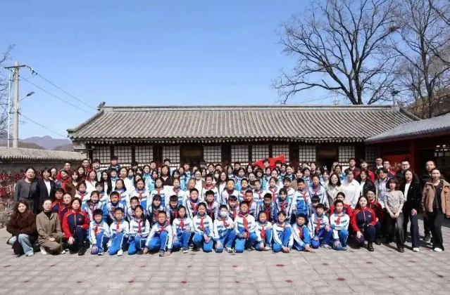 面向学生教师以语文讲义中吃水不忘挖井