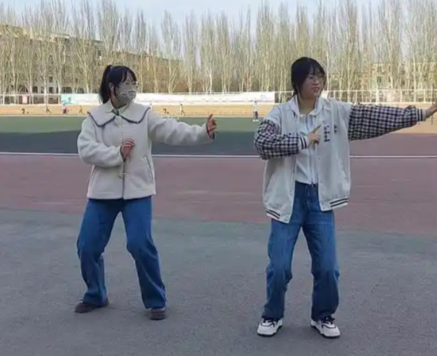 逐渐转向柔性引导激起学生内生动力一起