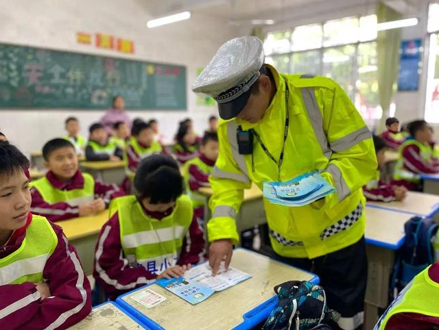 督促家长规范接送行为加强对孩子的日常