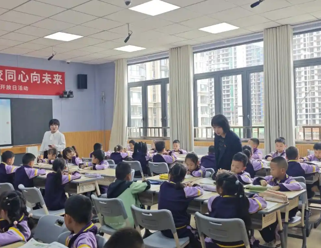 营造出积极有序的学习气氛学生在讲堂中