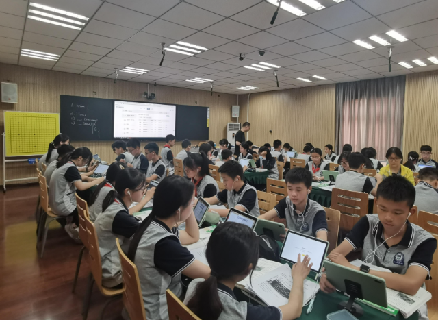 师生共创人机协同的生长性空间减去了学