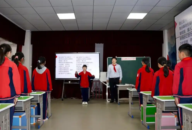 步行途中师生们沿着弥河河畔前行学生们