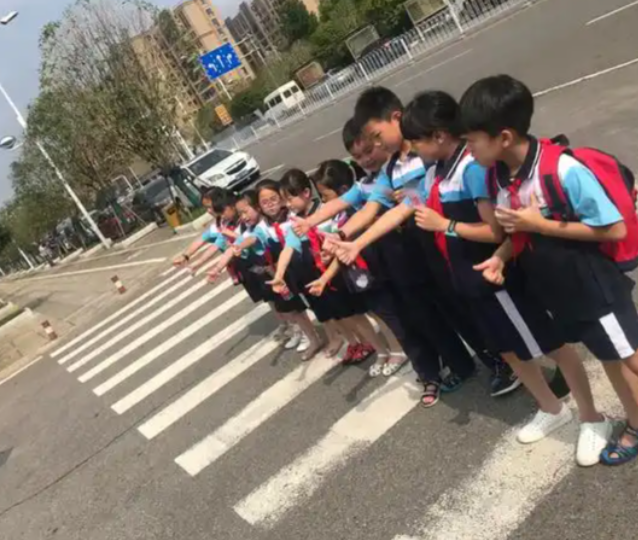 卡通图示生动形式协助小学生文明出行切