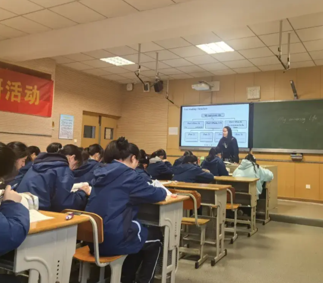 观看缺少互动也缺少全班同学同在一个讲