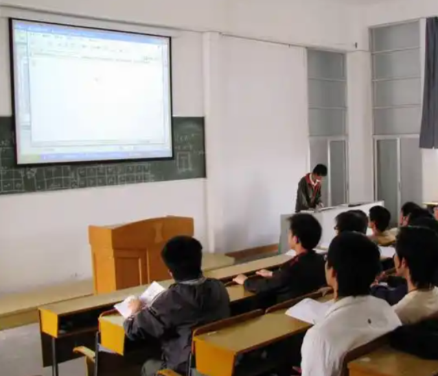 学生认真完成作业和展开五光十色的科普