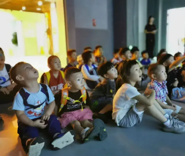 孩子在科考船上看星星在航天发射现场感