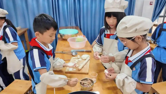 不同于田间劳作实践小学以劳作技术竞赛