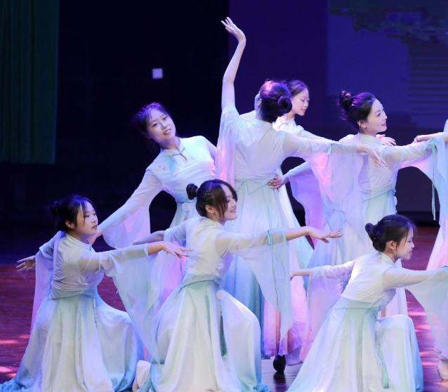学生拓展学术视野师生双向精进一起生长