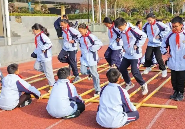 同时挖掘有爱好有潜力的孩子加入社团和校正接受拔高练习 同时挖掘有爱好有潜力的孩子加入社团和校正接受拔高练习
