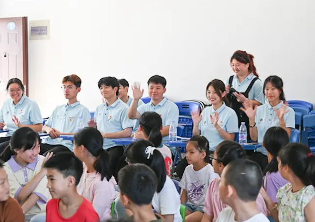 高校留言板上兴起的跨龄沟通热潮也渐渐传到了远方的小学课堂 高校留言板上兴起的跨龄沟通热潮也渐渐传到了远方的小学课堂