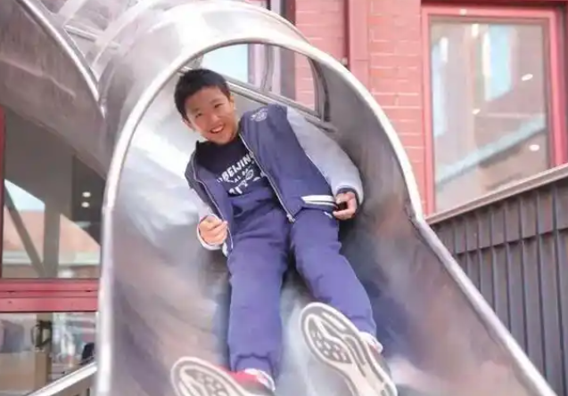 学校打破常规布局的圆形篮球场藏在树林
